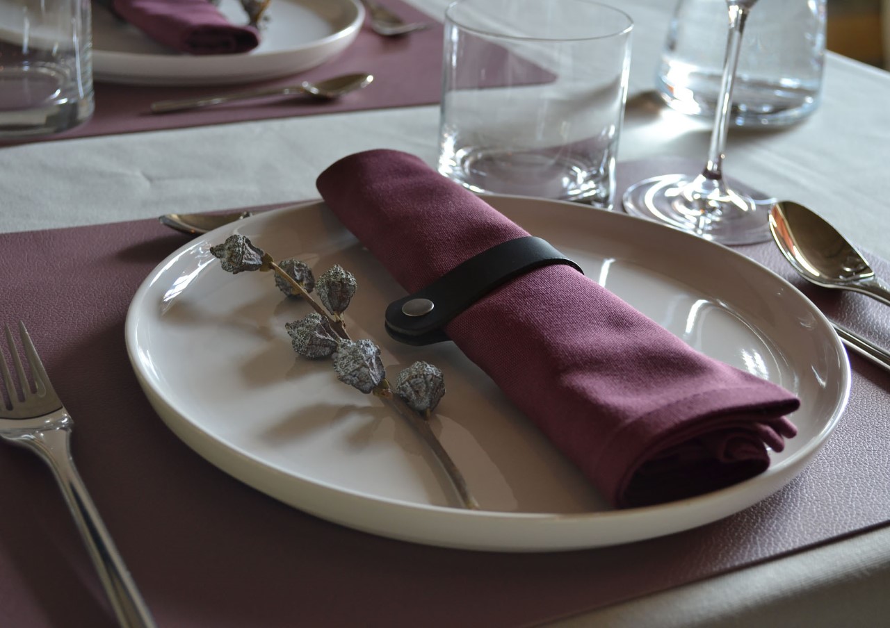 Christmas tablecloth in grey, place mats and napkin rings from Cottona.