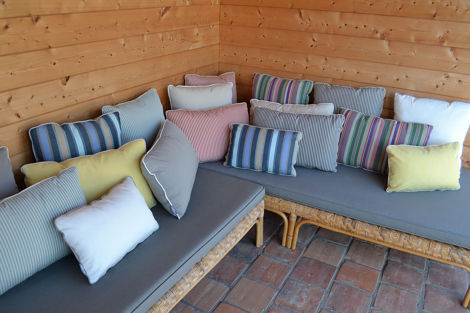 Outdoor cushions for lounge sofa
